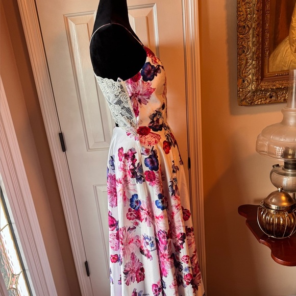 Stunning City Studio Multicolor Floral Gown size 7 P Femme NWT - Picture 15 of 15